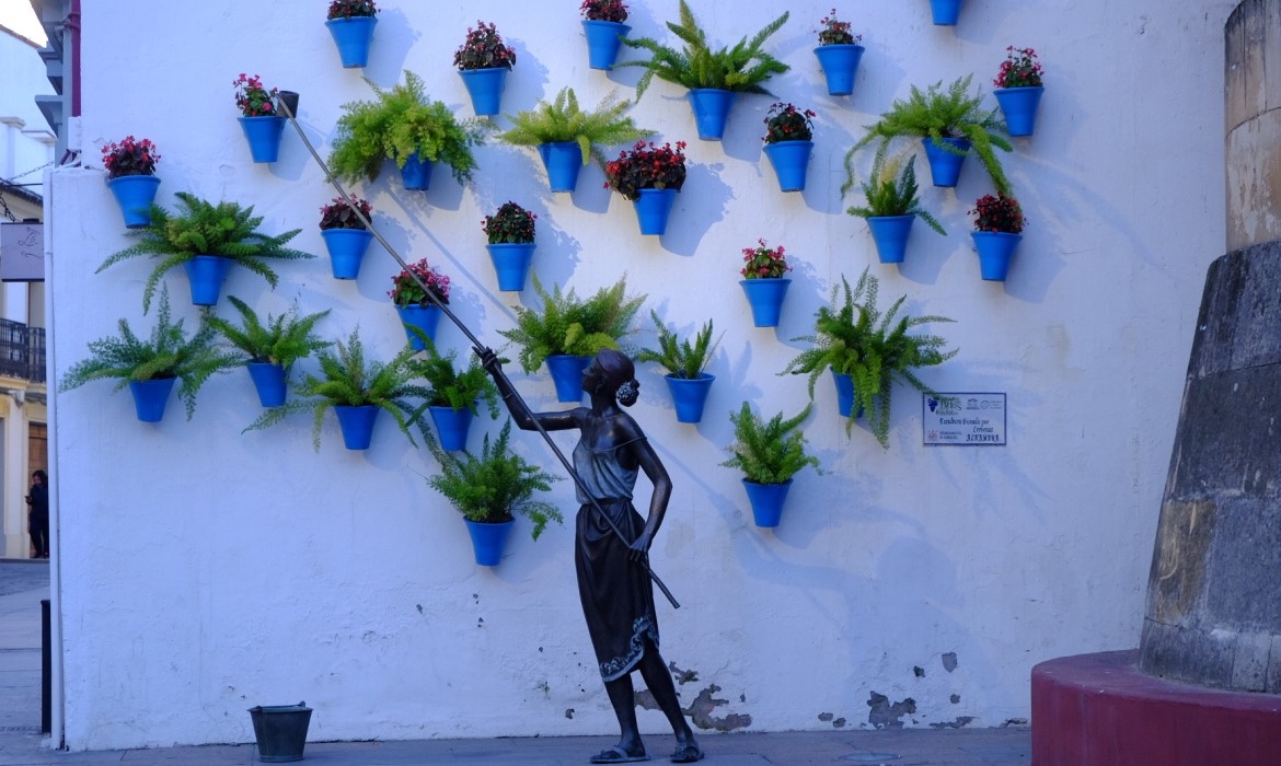 Monumentos a los cuidadores de los patios de Córdoba (España)