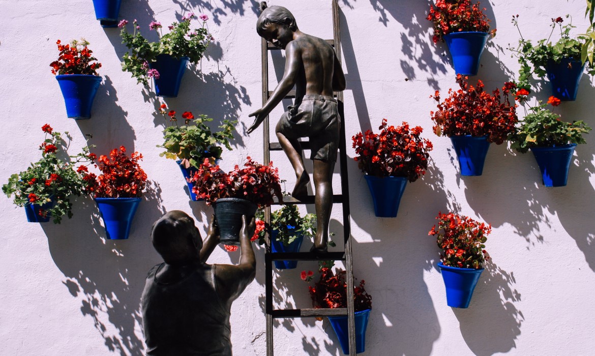 Monumentos a los cuidadores de los patios de Córdoba (España)